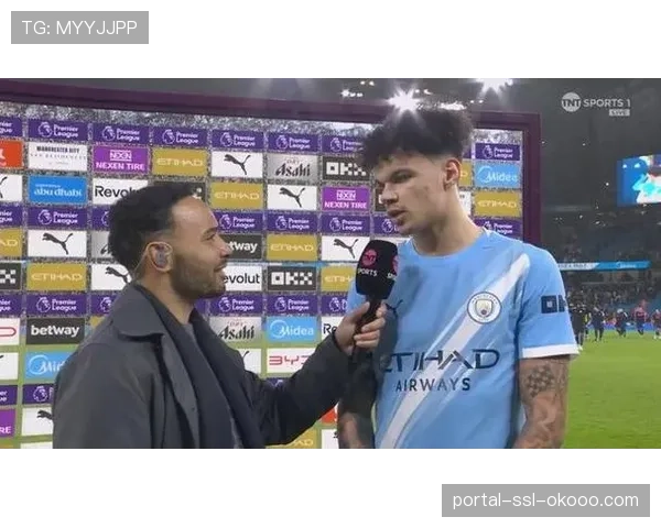 奥赖利梅开二度后拥抱队友，曼城新星享受高光时刻